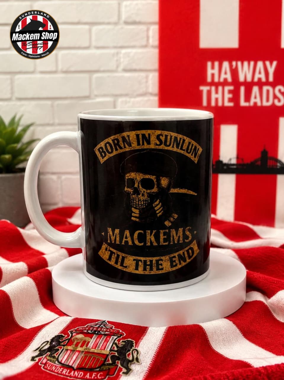 A black ceramic mug with a gold graphic of a skull wearing a Sunderland A.F.