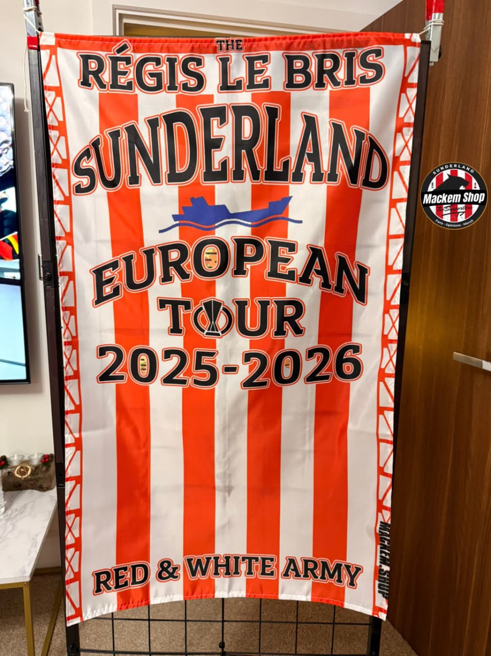 Régis Le Bris European Tour Flag Cape – Red & White Army Edition (100cm x 60cm) | MackemShop Exclusive