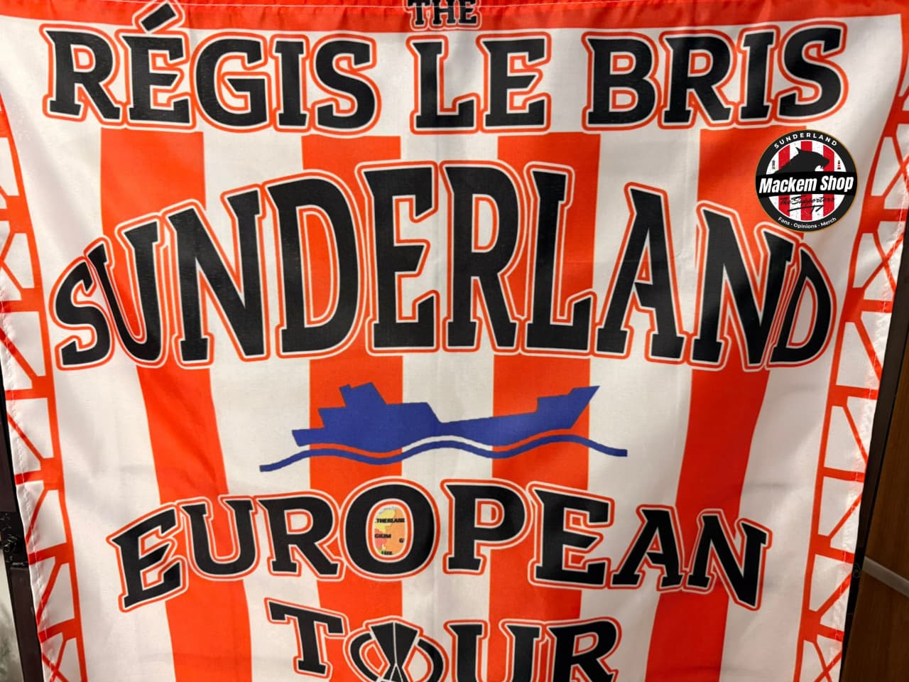 Régis Le Bris European Tour Flag Cape – Red & White Army Edition (100cm x 60cm) | MackemShop Exclusive