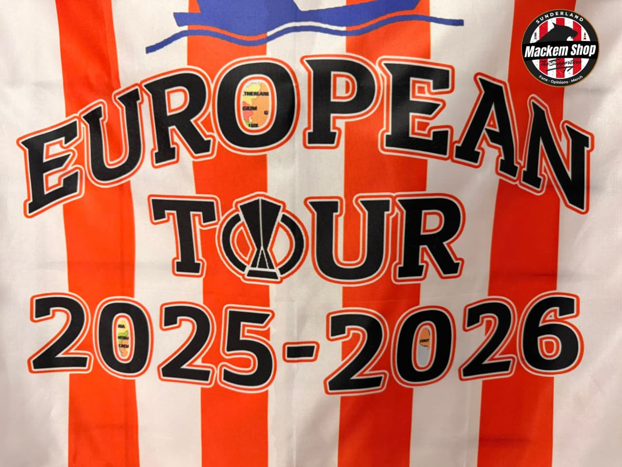Régis Le Bris European Tour Flag Cape – Red & White Army Edition (100cm x 60cm) | MackemShop Exclusive