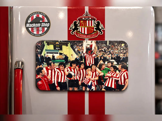 Fridge magnet with Sunderland AFC team Celebrating on a red and white striped Fridge.